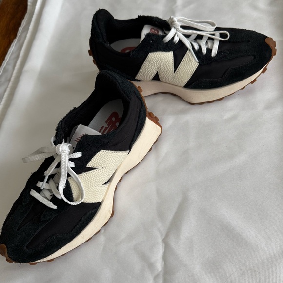 New Balance 327 Black and White Athletic Shoes - Picture 4 of 10